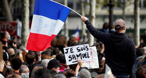People gathered at the Place de la Republique in Paris to pay tribute to Samuel Paty, the French teacher who was beheaded on the streets of the Paris suburb of Conflans-Sainte-Honorine. A poster saying, "I am Samuel". France, October 18, 2020. Photo: REUTERS/Charles Platiau