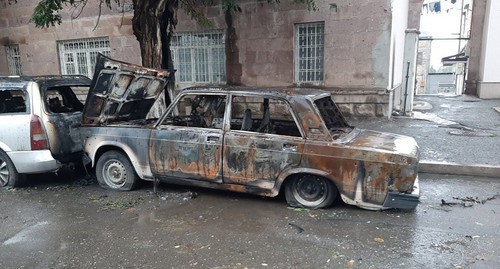 A smashed car on a street in Stepanakert, October 19. Photo by Alvard Grigoryan for the "Caucasian Knot"