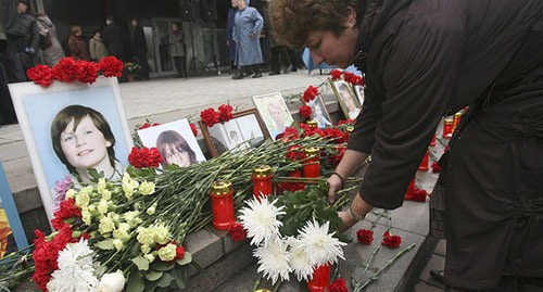 Flowers and pictures of the victims near the Dubrovka Theatre Centre where people were held hostage. Moscow, October 26, 2007. Photo: REUTERS/Grigory Tambulov (RUSSIA)