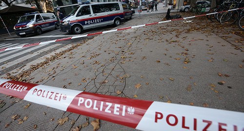 Police tape around the scene of a shooting in Vienna. Austria, November 3, 2020. Photo: REUTERS/Lisi Niesner 