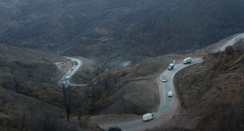 A road to Vardenis, November 13, 2020. Screenshot: https://ru.armeniasputnik.am/video/20201113/25311141/Doroga-iz-Karvachara-polna-mashin-armyane-szhigayut-doma-i-pokidayut-zemli-predkov---video.html