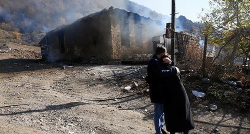 Residents of Nagorno-Karabakh near a burning house. November 14, 2020. Photo: REUTERS/Stringer