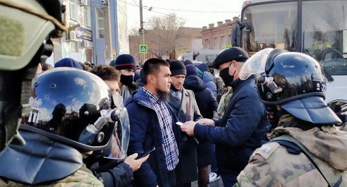 Police checking IDs and detain Muslims at the exit from the Red Mosque in Astrakhan, November 27, 2020. Photo by Alena Sadovskaya for the Caucasian Knot