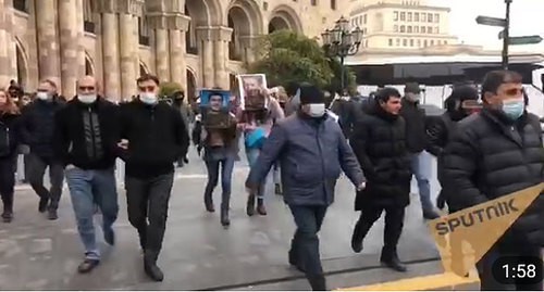 Participants of the rally in Yerevan on November 29, 2020. Screenshot of the video by the Sputnik Армения https://t.me/s/SputnikArmenia/11373