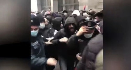 Clash between the police and the protestors in Yerevan, December 22, 2020. Screenshot: https://www.youtube.com/watch?v=ulSuh357SXs&feature=emb_logo