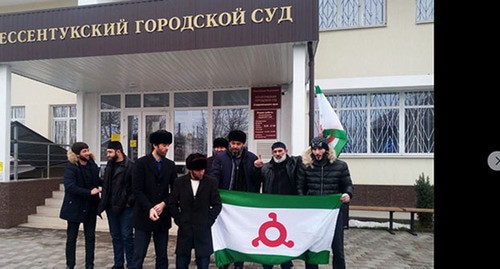 Ingush activists support their fellow countrymen near court in Yessentuki, December 22, 2020. Screenshot: https://www.facebook.com/photo/?fbid=862883681143833&set=a.145720772860131