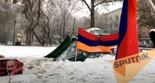 Protesters' tents in Yerevan. Screenshot: https://www.youtube.com/watch?v=DyPBwWzG_IU&feature=emb_logo