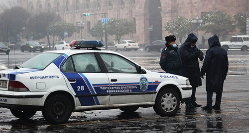Policemen stand near the site of protest action in Yerevan, December 23, 2020. Photo by Tigran Petrosyan for the Caucasian Knot 