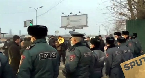 Opponents of Nikol Pashinyan have blocked the road to Yerevan airport, January 11, 2021. Screenshot of the video by Sputnik Armenia https://www.youtube.com/watch?v=eERhnUgAR_c