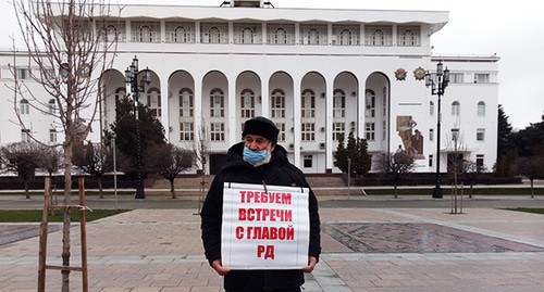 Kumyk activist Bektemir Salikhov holds a solo picket at the Makhachkala Administration demanding a meeting with the acting head of Dagestan, January 18, 2021. Photo by Rasul Magomedov for the Caucasian Knot