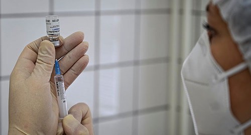 A medical worker holds a syringe and a vaccine. Photo: REUTERS / Sergey Pivovarov