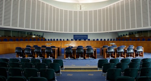 The conference room in the European Court of Human Rights (ECtHR). Photo: CherryX https://ru.wikipedia.org/wiki/Европейский_суд_по_правам_человека