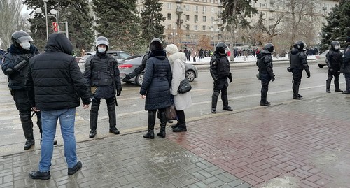 Police officers at the crosswalk in Volgograd. Photo by Tatyana Filimonova for the "Caucasian Knot"