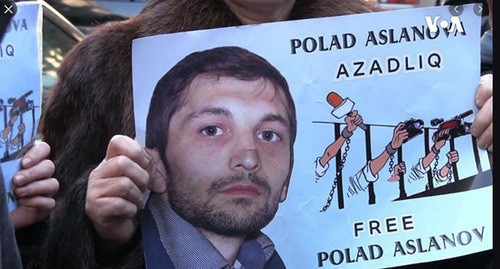 Protester holds banner in support of Polad Aslanov. Screenshot: "Amerikanın Səsi" https://www.youtube.com/watch?v=MeItCVwfF20