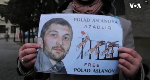 Poster with Polad Aslanov's portrait. Screenshot: "Amerikanın Səsi" https://www.youtube.com/watch?v=MeItCVwfF20