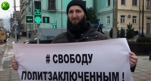Idris Yusupov holds solo picket, March 1, 2021. Screenshot from the Caucasian Knot video