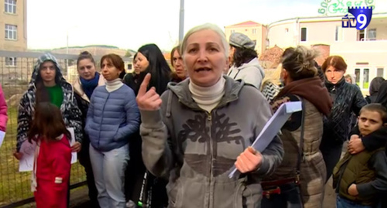 Protesters in the city of Akhaltsikhe. Screenshot of the video https://tv9news.ge/ka/akhali-ambebi/ganathleba/article/41887-meore-sajaro-skolasthan-saprotesto-aqcia-gaimartha