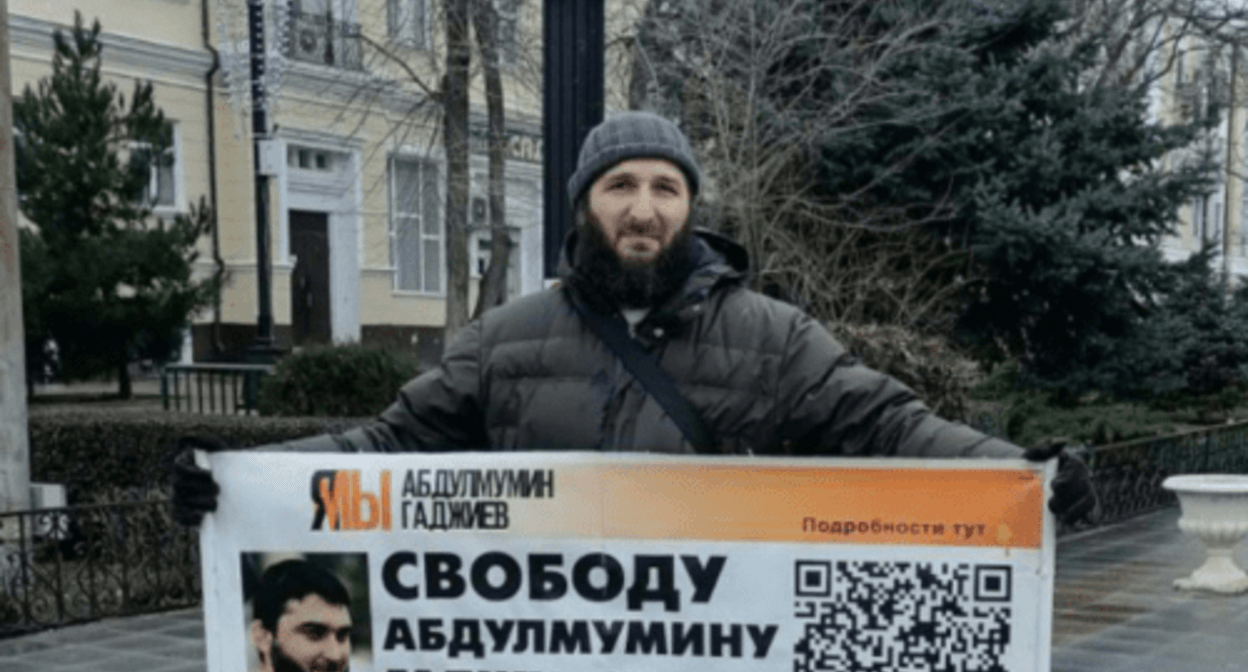 Idris Yusupov (included into the register of foreign agents) at a picket in Makhachkala. Screenshot of the photo posted on the Telegram channel of the newspaper “Chernovik” (Rough Draft) on January 23, 2024 https://t.me/chernovik/66709