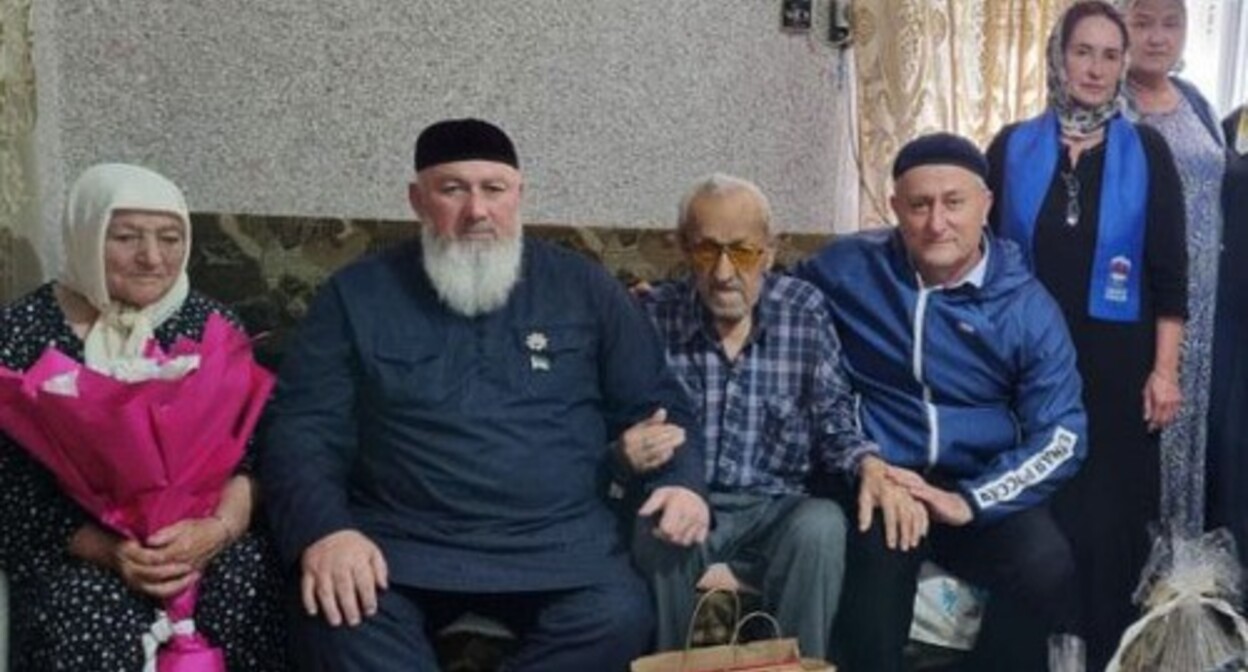 A Chechen family. Photo: Grozny Inform https://www.grozny-inform.ru/