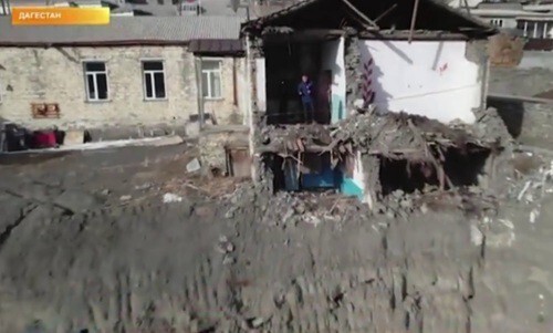 An old school building and the construction site of a new school in the village of Shinaz. Screenshot of a video posted on Murad Magomedov's Telegram channel on January 23, 2024 https://t.me/muradreporter/582