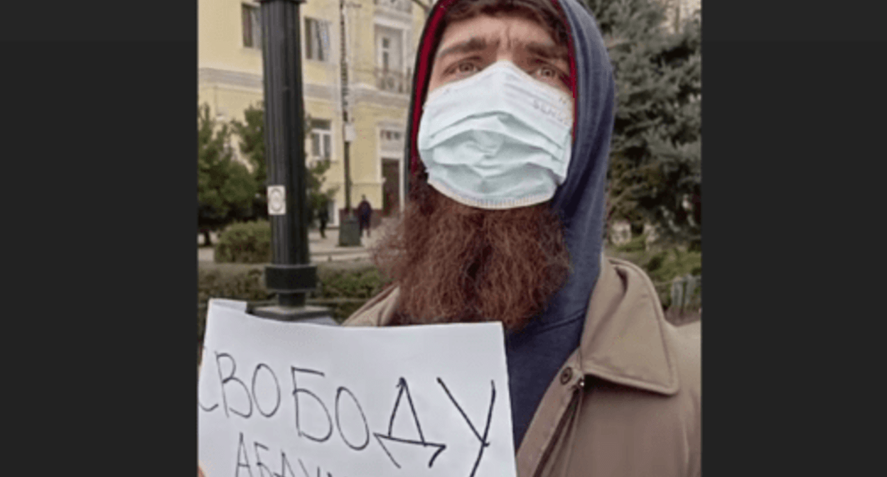 A man unfolded a poster next to  Idris Yusupov* (included into the register of foreign agents), who was holding a solo picket, so the journalist had to stop his protest action. Screenshot of a video posted on the Telegram channel of the newspaper “Chernovik” (Rough Draft) on January 29, 2024 https://t.me/chernovik/67013