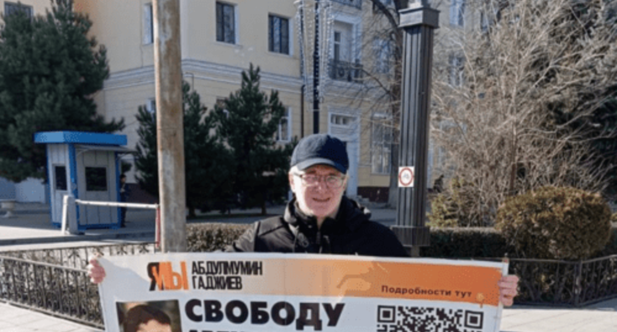 Magomed Magomedov at a picket in Gadjiev's support. Screenshot of the photo posted on the Telegram channel of the "Chernovik" outlet on February 12, 2024 https://t.me/chernovik/67599