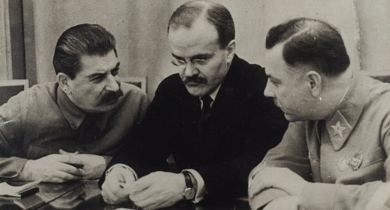Joseph Stalin, Vyacheslav Molotov, and Klim Voroshilov (from left to right), late 1930s. Photo: https://commons.wikimedia.org/