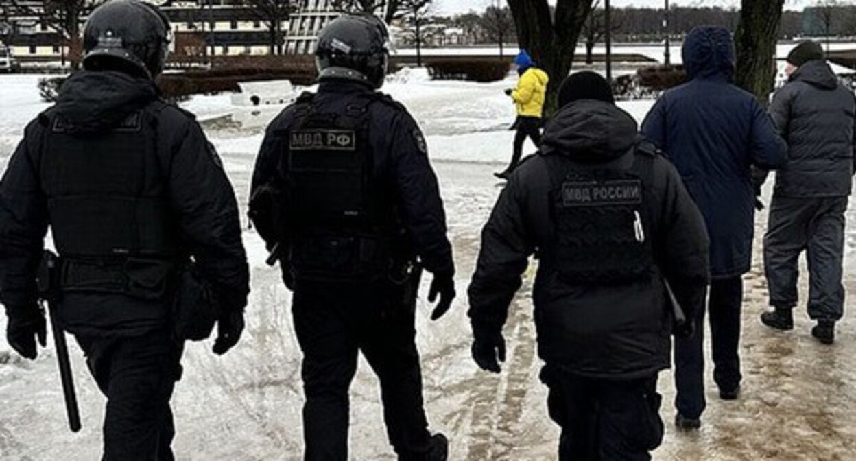 Law enforcers. Photo: Anna Garraud. https://ru.wikipedia.org