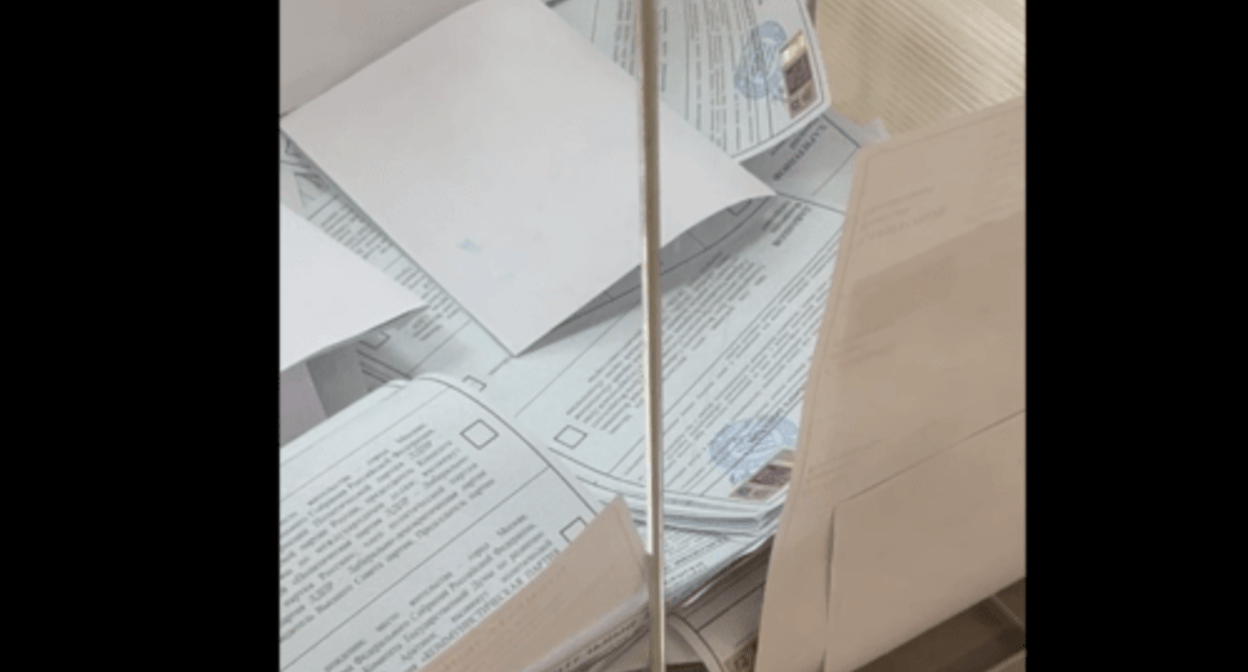 A bundle of ballots in a ballot box at a polling station in Krasnodar. Screenshot of the video published on the  website of the "Map of Election Violations" project on March 16, 2024 https://www.kartanarusheniy.org/messages