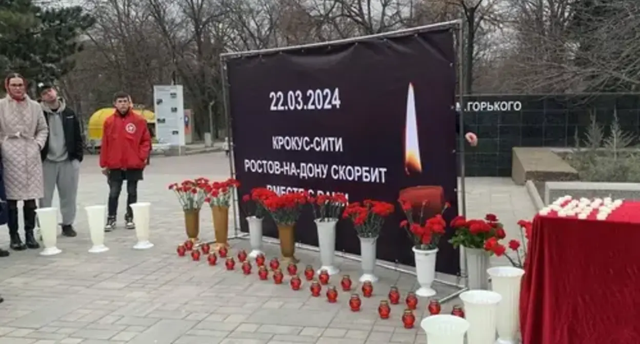 Flowers and candles lit in memory of the victims of the terror act at the Crocus City Hall. Photo: rostov-gorod.ru. https://www.dg-yug.ru/news/20132389.html