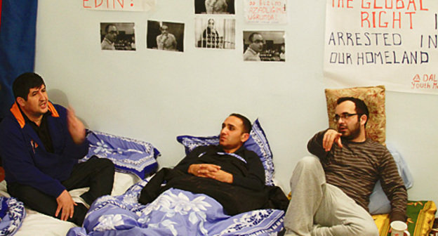 Hunger-strikers (left to right): Shakhveled Chobanoglu, Gunn Turaly and Elchin Gasanov. Photo by Turkhan Karimov for the "Caucasian Knot"