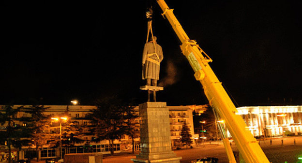 Dismantling of monument to Stalin in Gori, Georgia, June 25, 2010. Photo by http://netgazeti.ge