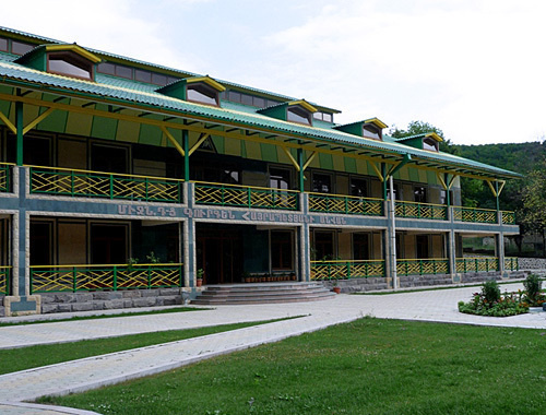 Nagorno-Karabakh Republic, school in Vank village. Photo by http://ru.wikipedia.org