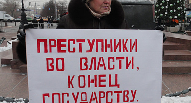 Picketer from Astrakhan in Pushkin Square in Moscow on December 7, 2010. Poster: "Criminals in power - end of the state". Photo by the "Caucasian Knot"