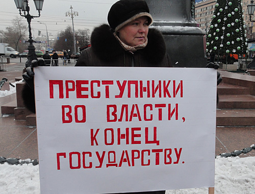 Picketer from Astrakhan in Pushkin Square in Moscow on December 7, 2010. Poster: "Criminals in power - end of the state". Photo by the "Caucasian Knot"