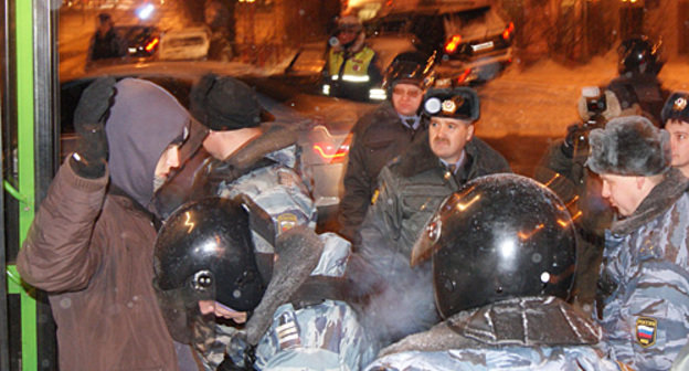 Examination of participants of the action in the Ostankino Park. Moscow, December 18, 2010. Photo by the "Caucasian Knot"