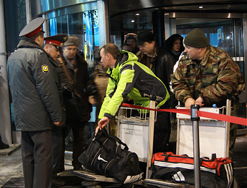 Inspection of arriving passengers at the entrance to the Domodedovo Airport, January 24, 2011. Photo by the "Caucasian Knot"