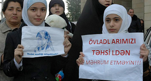 Participants of the rally against the ban to wear hijabs in schools at the Ministry of Education of Azerbaijan. Posters: "Freedom of conscience is sacred" (on the left) and "Don't deprive our kids of education!" (on the right). Baku, December 10, 2010. Photo by Turkhan Karimov