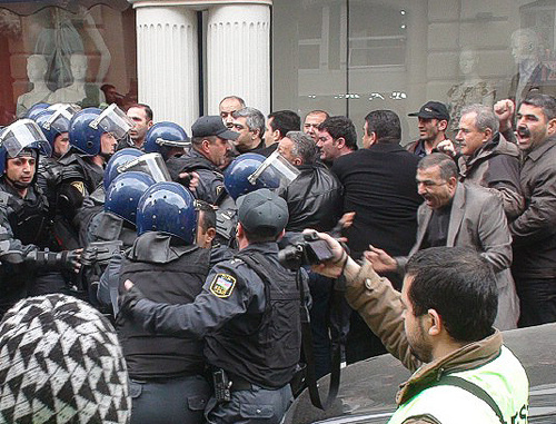 Clashes between the forces of quick-
response regiment of the MIA of Azerbaijan
and opposition supporters in central Baku, in
Nizami (Trade) Street on April 2, 2011. Photo
by the "Caucasian Knot"