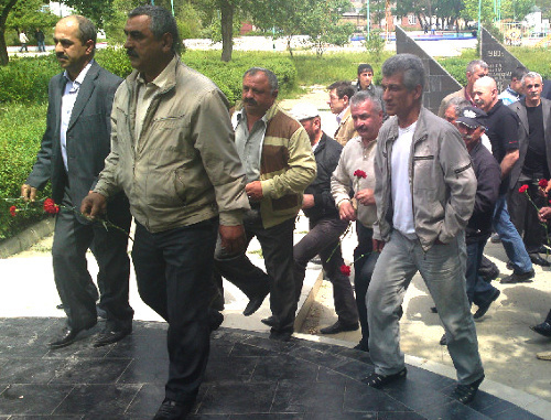 Veterans of the 1979-1989 war in Afghanistan, participants of the rally on May 15, 2011, lay flowers at the monument of perished comrades-in-arms, Makhachkala. Photo by the "Caucasian Knot"