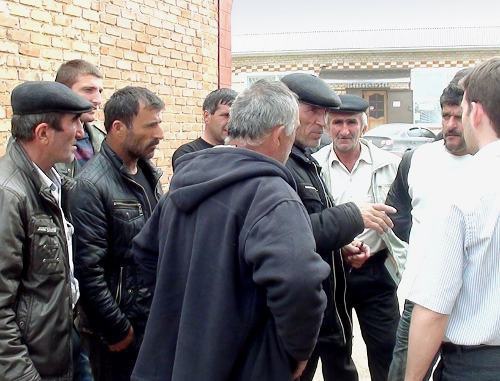 Natives of Dagestan living in the village of Novy Yankul at their meeting with lawyer Abdullah Sarsakov, Andropov District of Stavropol Territory, May 11, 2011. Photo from Mr Sarsakov's blog (http://www.mp2011.ru/user/578/post/474) Natives of Dagestan living in the village of Novy Yankul at their meeting with lawyer Abdullah Sarsakov, Andropov District of Stavropol Territory, May 11, 2011. Photo from Mr Sarsakov's blog (http://www.mp2011.ru/user/578/post/474)