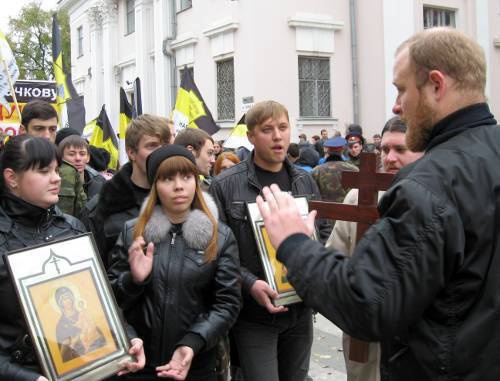 Volgograd, November 4, 2011: participants of the "Russian March" with Orthodox icons and crosses in their hands. Photo by Vyacheslav Yaschenko for the "Caucasian Knot"
 