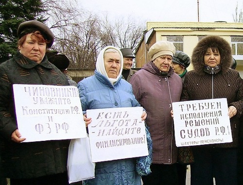 Rostov Region, city of Zverevo, a picket of pensioners, former mine employees, against abolition of privileges on utility bill payment, March 2009. Photo by the Left-Wing Front of the Rostov Region, www.lefdon.rf

