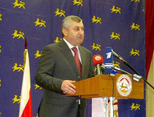 Eduard Kokoity announces his resignation as President of South Ossetia at his meeting with the public in Tskhinvali, December 10, 2011

 