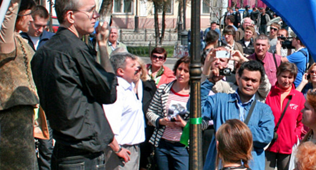 Oleg Shein, speaking at the improvised rally during the meeting with the State Duma Deputies, who came to support the protest hunger-strikers, Astrakhan, April 10, 2012. Photo by Alexander Kozlov, http://ko-07.livejournal.com

 