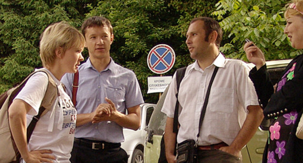 Eugenia Chirikova, Victor Dutlov and Suren Gazaryan at the Tuapse District Court on the day of preliminary hearing on the case of damaging the fence around the cottage of Tkachov, Governor of the Krasnodar Territory, Tuapse, May 15, 2012. Photo by Maria Ukhova: http://maryukhova.livejournal.com

 