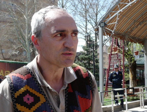 Film director Tigran Khzmalyan, a member of the initiative group "Brigade", at a protest rally in the Mashtots Park, Yerevan, April 15, 2012. Photo by Armine Martirosyan for the "Caucasian Knot"

 