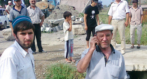 Villagers of Komsomolskoye ready to dismantle the pipe, used by "Acom" Factory to drain wastes into the canal. In the forefront – villager Rustam Shapiev and rights defender Murtazali Tagirov, Dagestan, Kizilyurt District, June 22, 2012. Photo by Patimat Makhmudova for the "Caucasian Knot"
