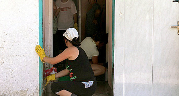 Hospital employees in Novomikhailovsky clean dirt away from their infection ward, Krasnodar Territory, settlement Novomikhailovsky, August 26, 2012. Photo by Nikita Serebryannikov for the "Caucasian Knot"