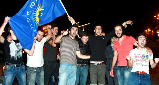 Supporters of the "Georgian Dream" in Tbilisi streets in the evening of the voting day at parliamentary elections in Georgia; October 2, 2012. Photo by Aziz Karimov for the "Caucasian Knot"